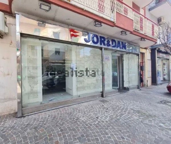 locale commerciale in affitto a Pomigliano d'Arco