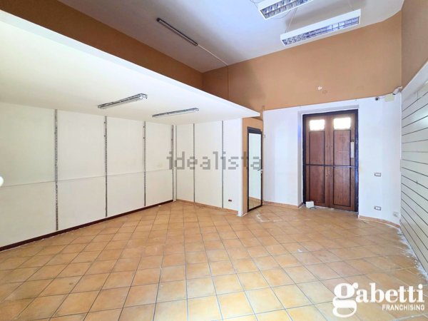 locale commerciale in affitto a Pomigliano d'Arco