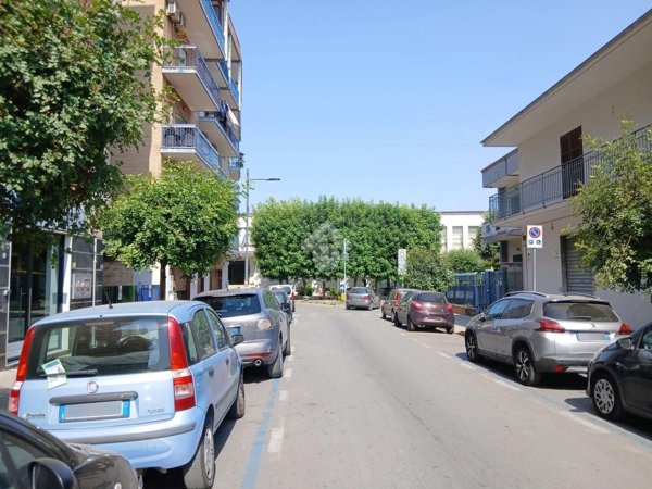 locale commerciale in affitto a Pomigliano d'Arco