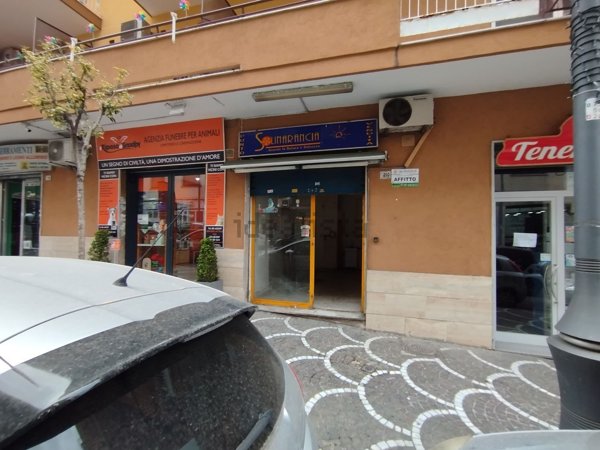 negozio in affitto a Portici in zona Libertà