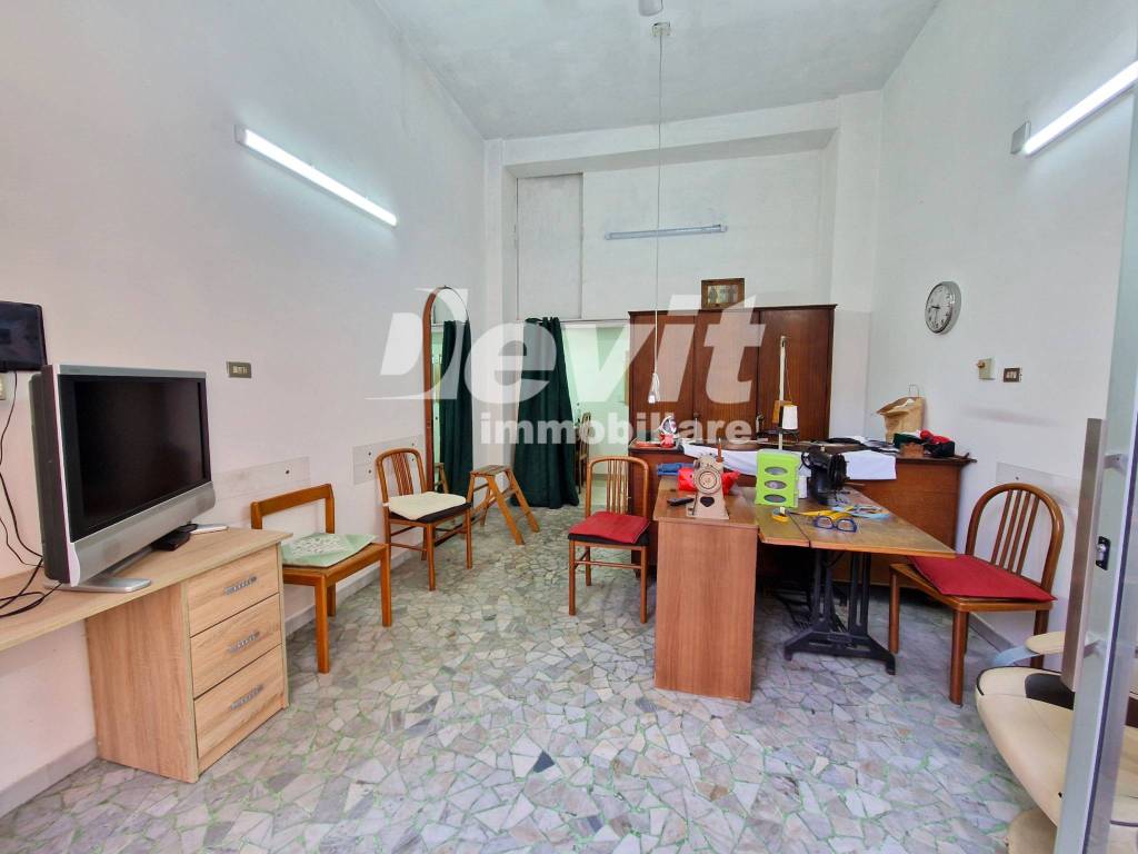 negozio in affitto a Portici in zona Libertà