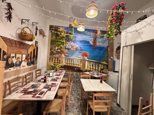 negozio in affitto a Portici in zona Libertà