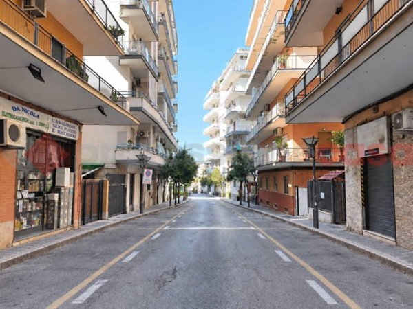 negozio in affitto a Portici in zona Libertà