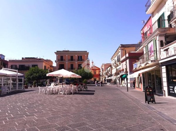 negozio in affitto a Pozzuoli