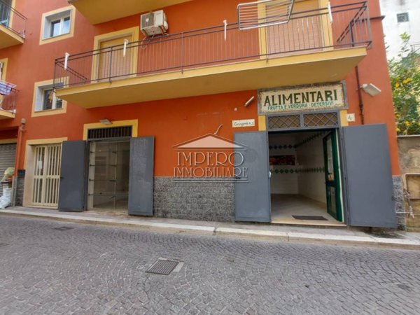 negozio in affitto a Pozzuoli