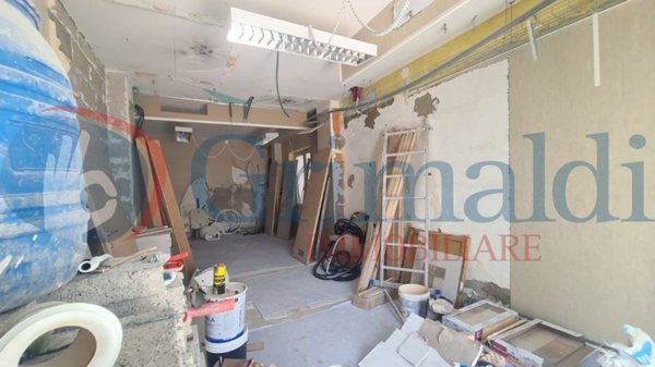 negozio in affitto a Pozzuoli in zona Monterusciello