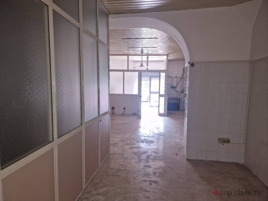 negozio in affitto a Pozzuoli
