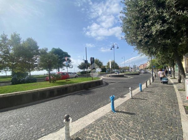 negozio in affitto a Pozzuoli