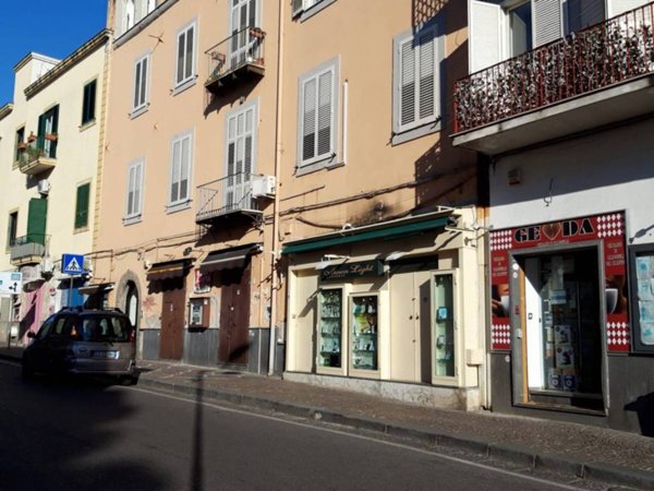negozio in affitto a Pozzuoli
