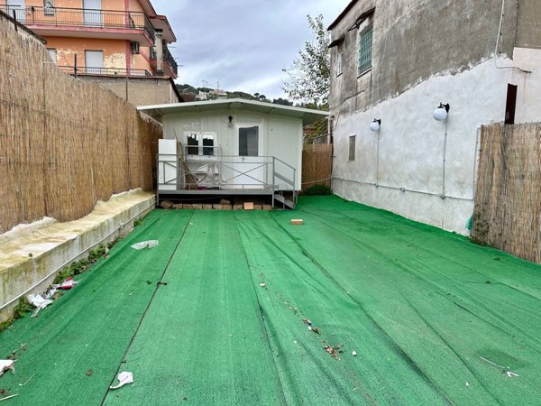 negozio in affitto a Pozzuoli in zona Pisciarelli