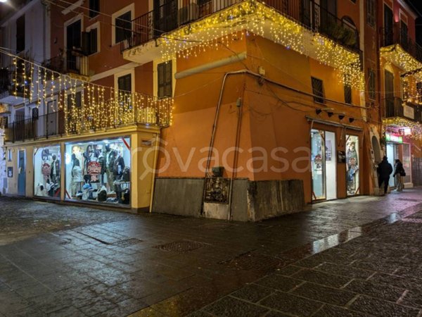 negozio in affitto a Pozzuoli