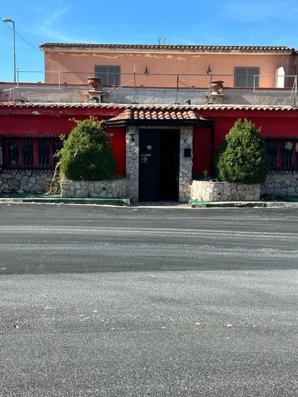 locale commerciale in affitto a Pozzuoli in zona Monterusciello