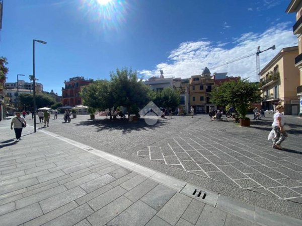 negozio in affitto a Pozzuoli
