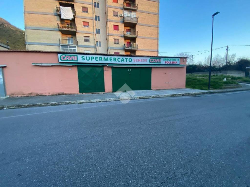 negozio in affitto a Pozzuoli in zona Toiano