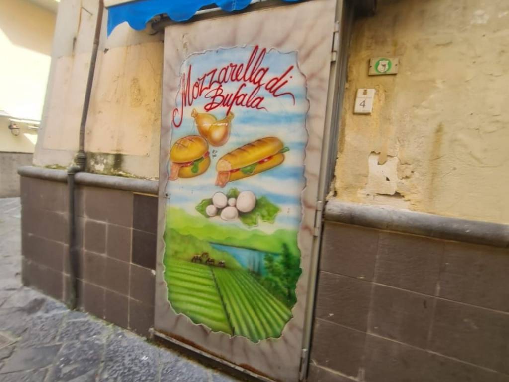 negozio in affitto a Pozzuoli