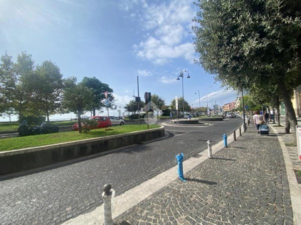 locale commerciale in affitto a Pozzuoli