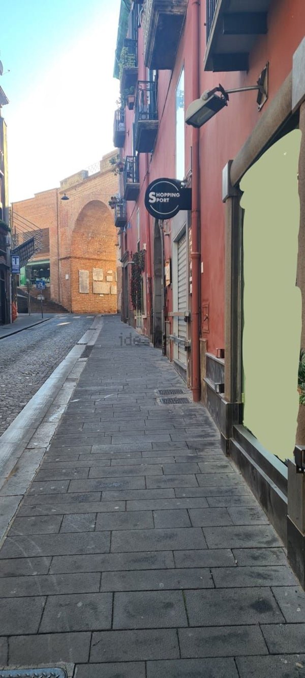 locale commerciale in affitto a Pozzuoli