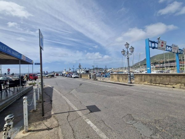 locale commerciale in affitto a Pozzuoli