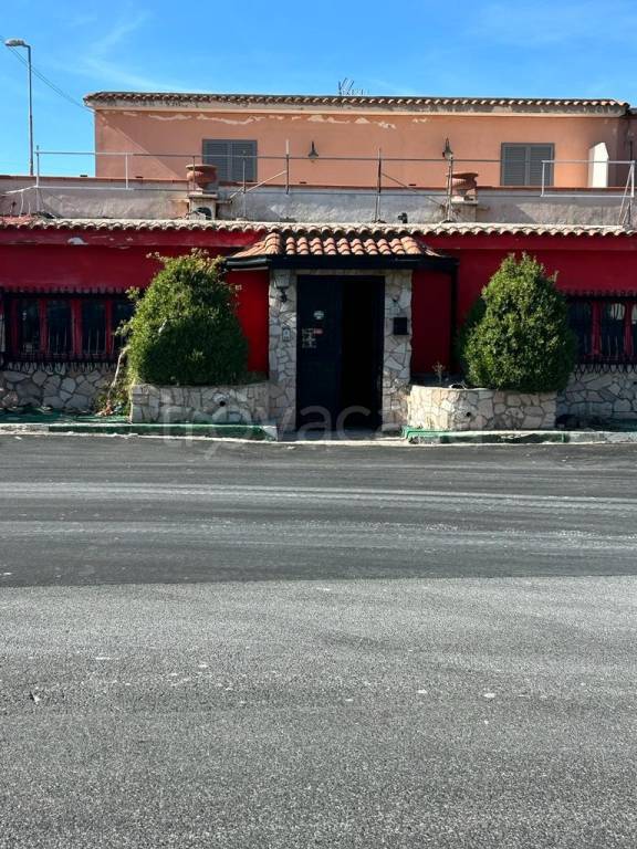 negozio in affitto a Pozzuoli in zona Monterusciello