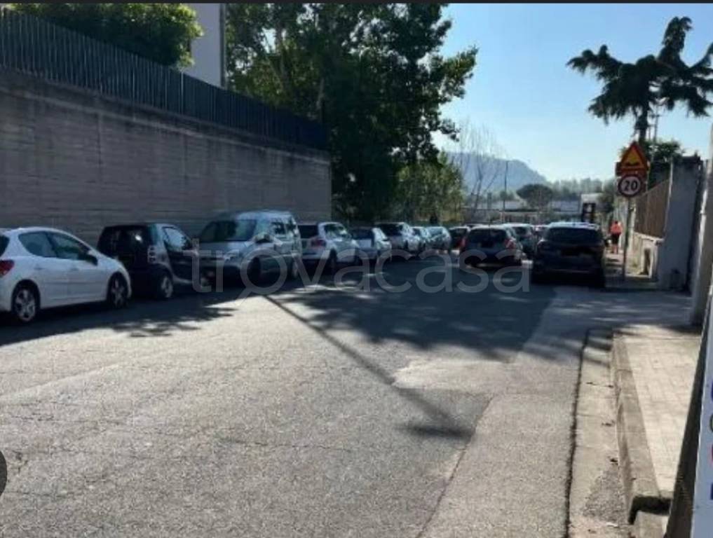 locale commerciale in affitto a Pozzuoli