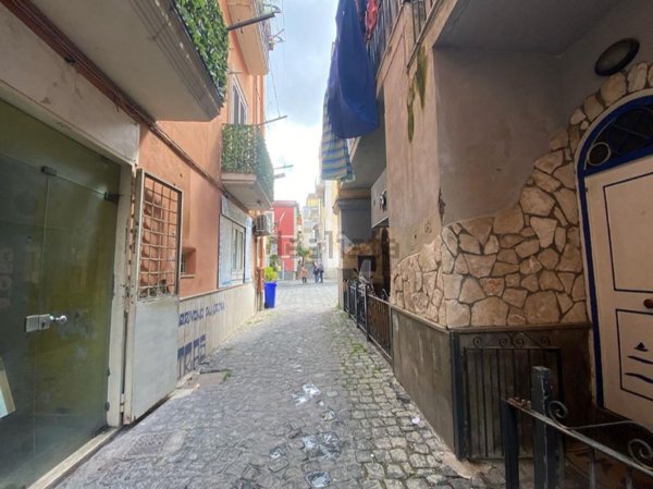 locale commerciale in affitto a Pozzuoli
