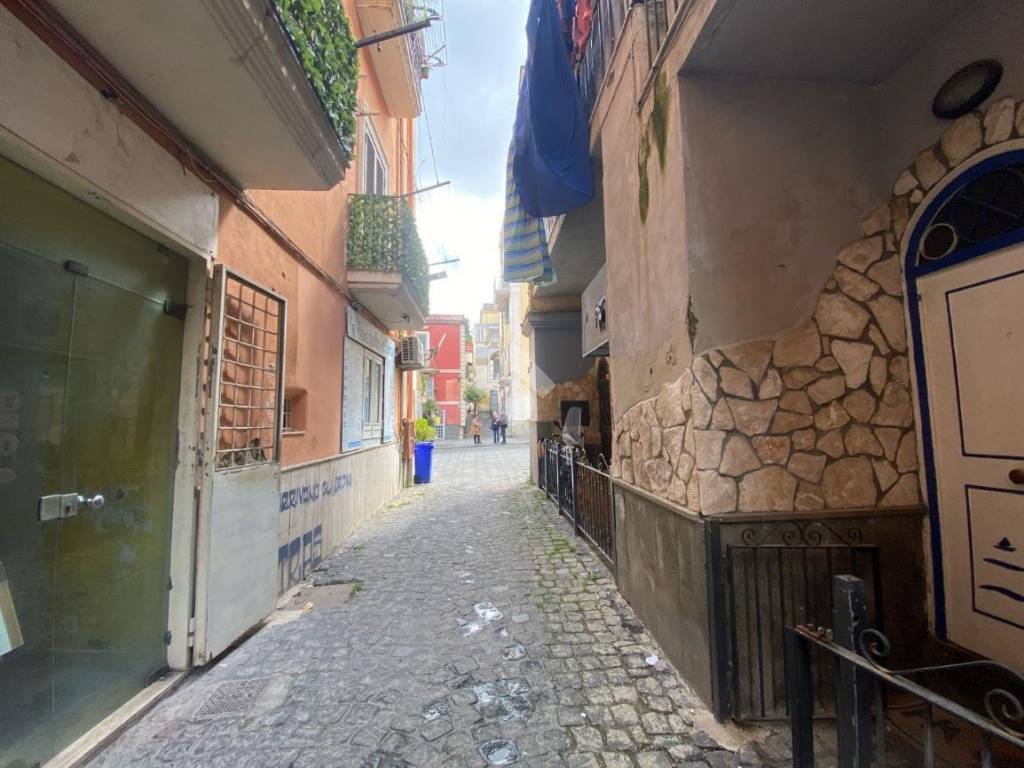 negozio in affitto a Pozzuoli