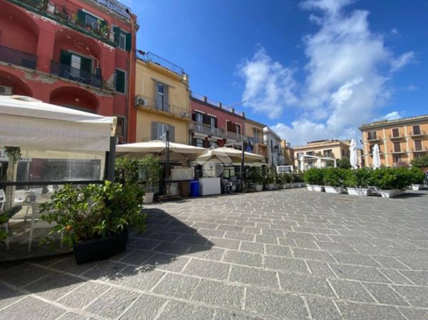 negozio in affitto a Pozzuoli
