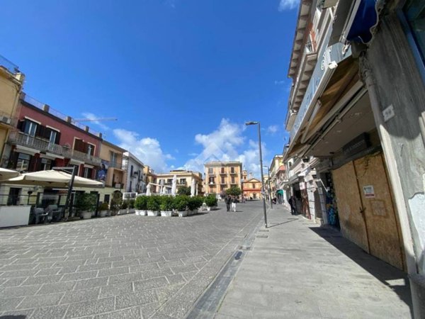 negozio in affitto a Pozzuoli