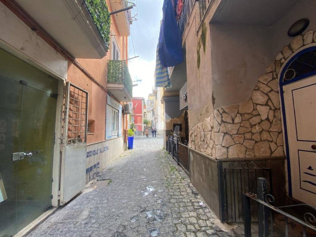 negozio in affitto a Pozzuoli
