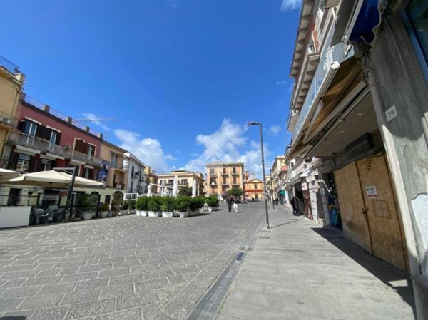 negozio in affitto a Pozzuoli