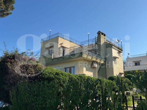 casa indipendente in affitto a Pozzuoli in zona Cuma