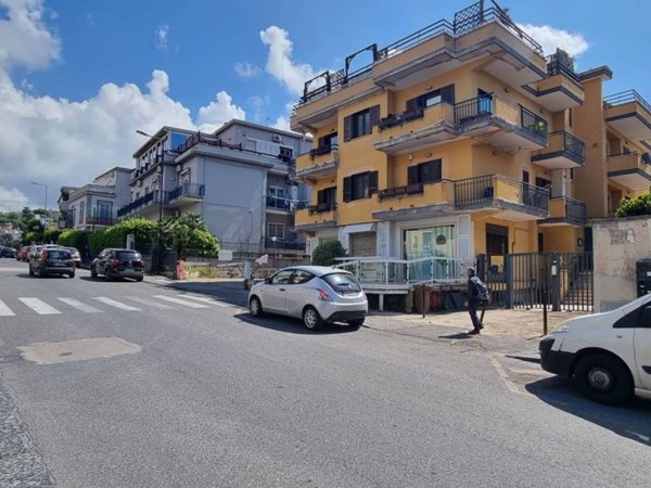 negozio in affitto a Pozzuoli in zona Solfatara