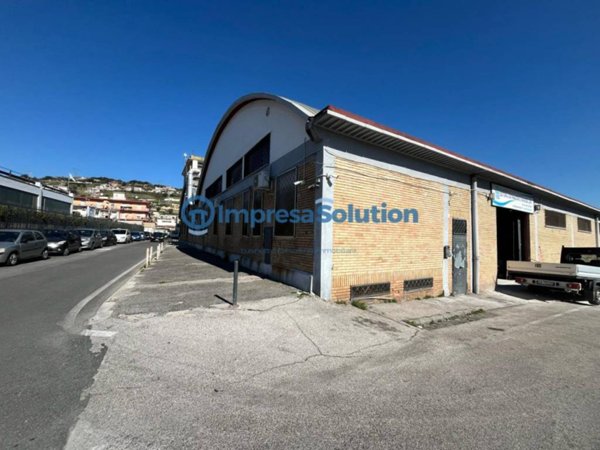 locale commerciale in affitto a Pozzuoli