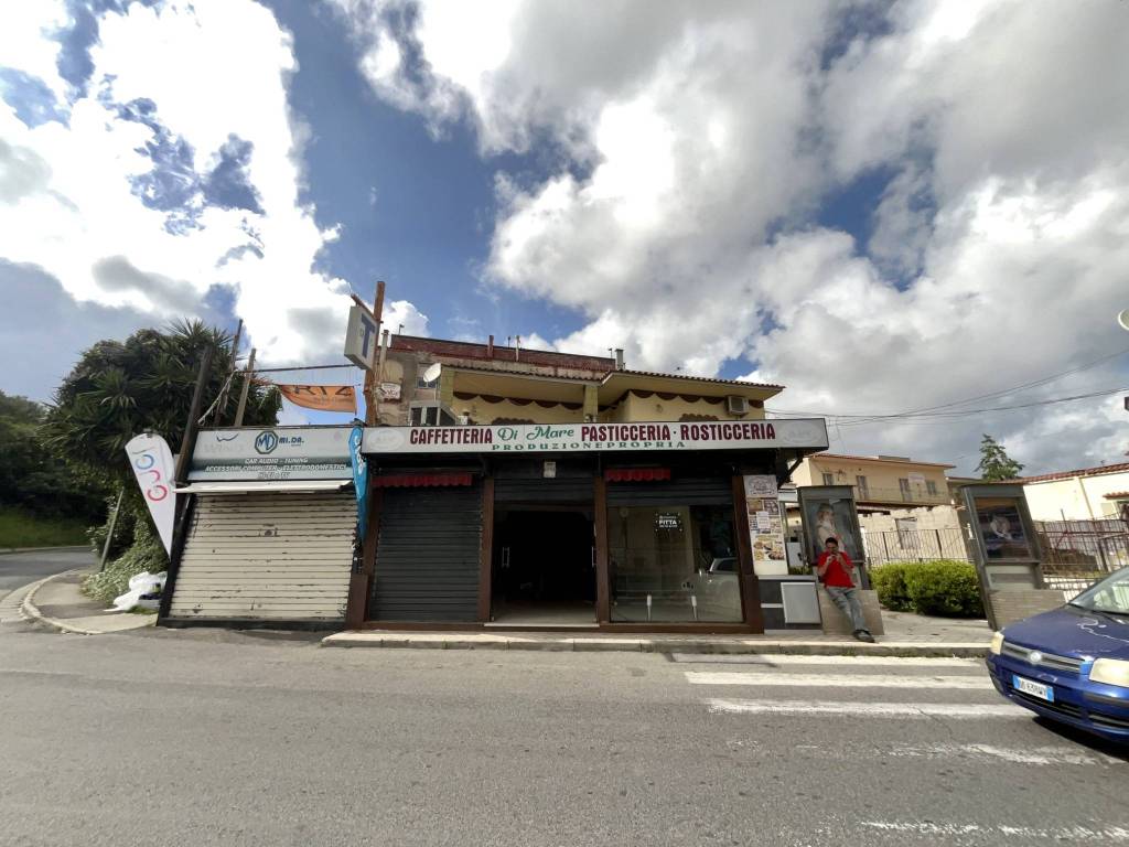 negozio in affitto a Pozzuoli in zona Monterusciello