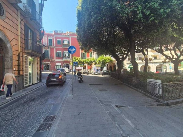 negozio in affitto a Pozzuoli