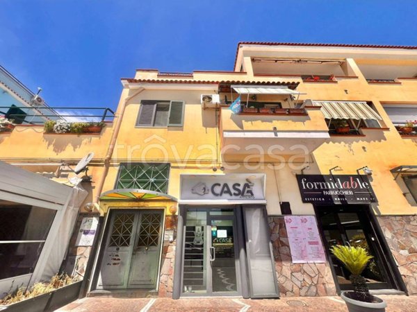 negozio in affitto a Pozzuoli in zona Arco Felice