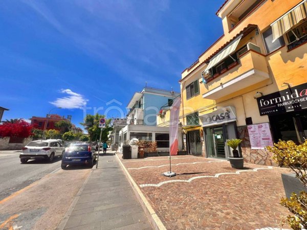 negozio in affitto a Pozzuoli in zona Arco Felice