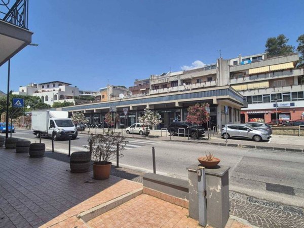 negozio in affitto a Pozzuoli