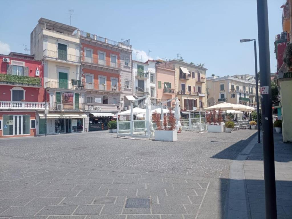 negozio in affitto a Pozzuoli