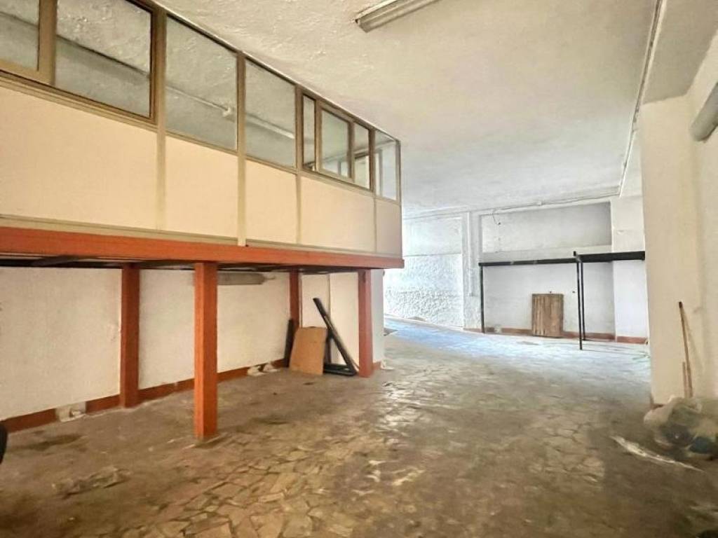 locale commerciale in affitto a Pozzuoli in zona Pisciarelli