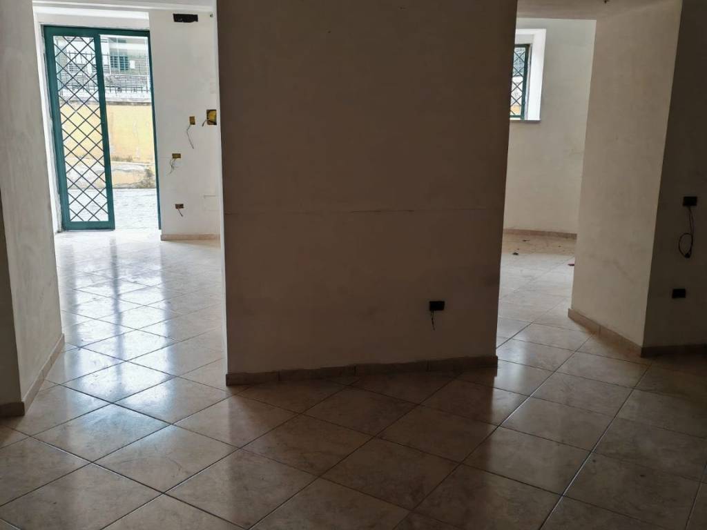 negozio in affitto a Pozzuoli in zona Arco Felice