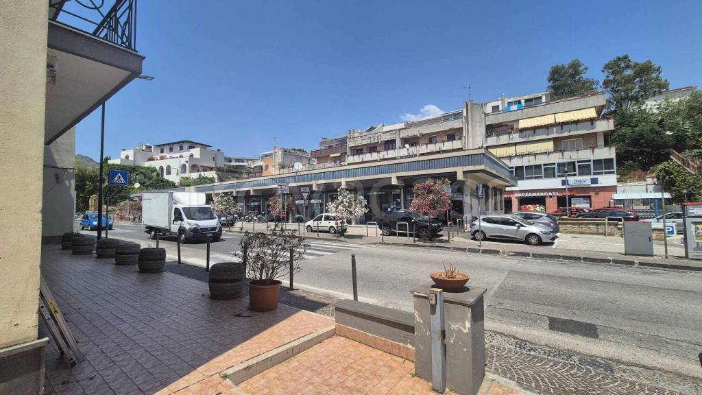 negozio in affitto a Pozzuoli