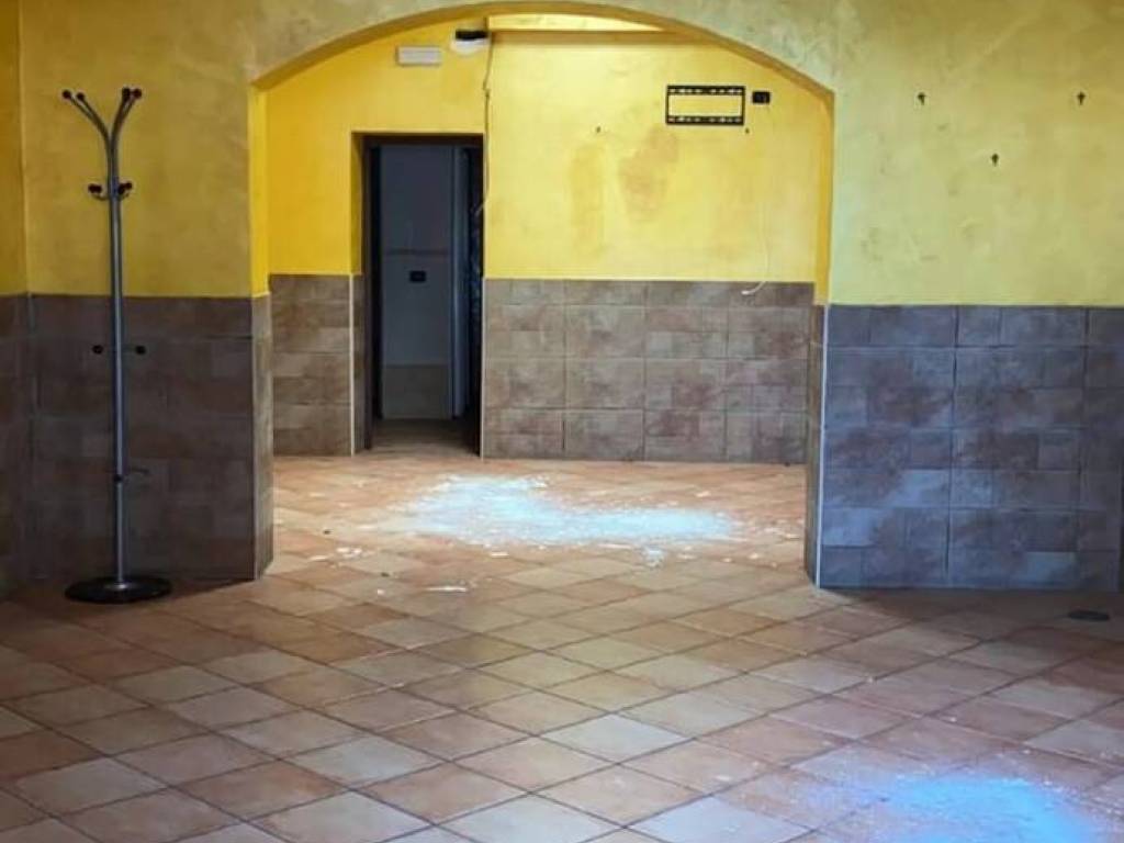 negozio in affitto a Pozzuoli in zona Monterusciello