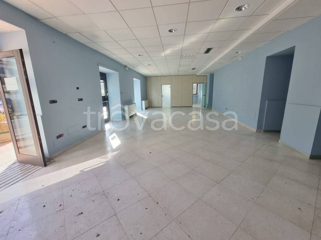 negozio in affitto a Pozzuoli