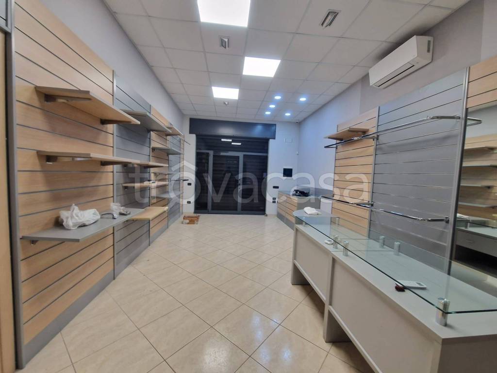 negozio in affitto a Pozzuoli