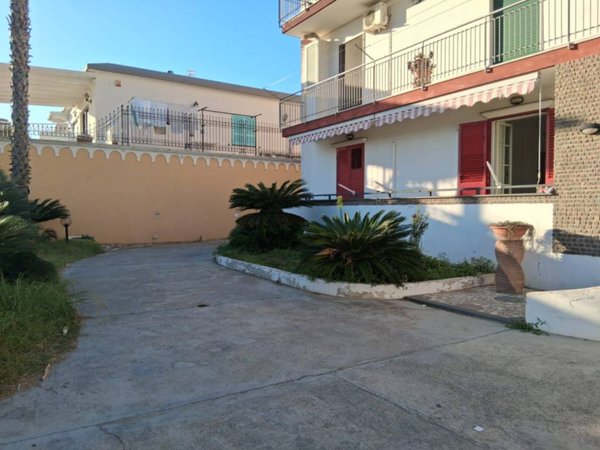 appartamento in affitto a Pozzuoli in zona Lucrino