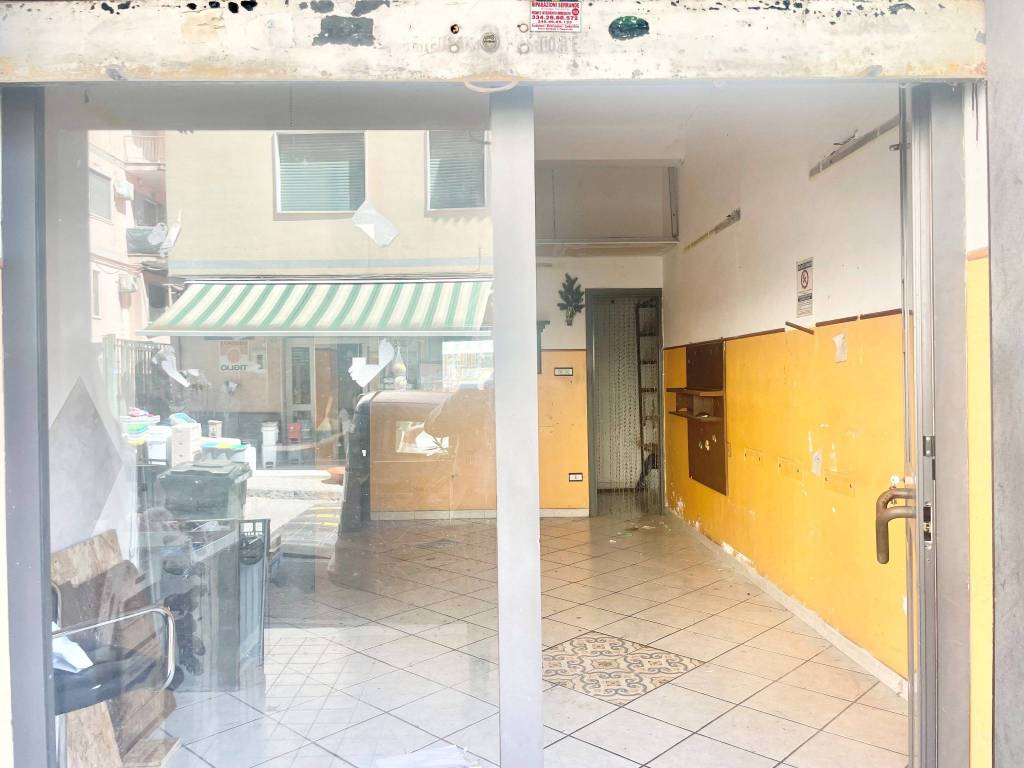 negozio in affitto a Pozzuoli in zona Arco Felice