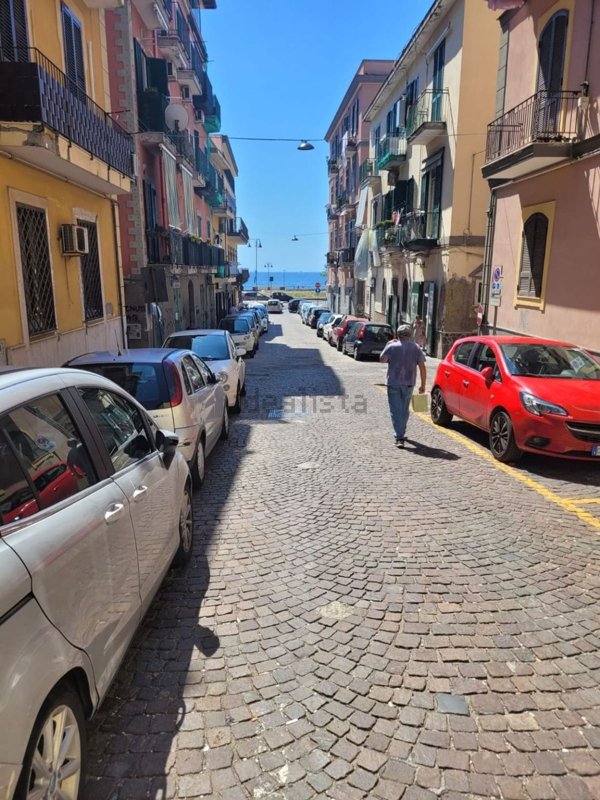 locale commerciale in affitto a Pozzuoli
