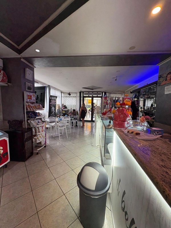 negozio in affitto a Pozzuoli in zona Monterusciello