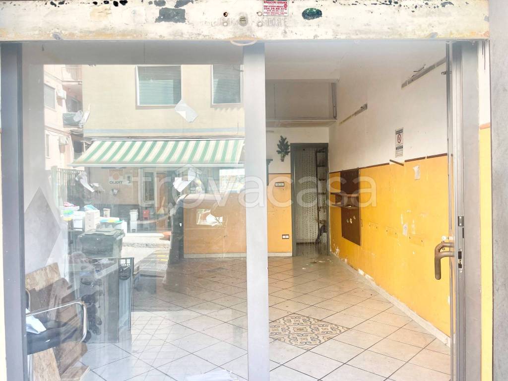 negozio in affitto a Pozzuoli in zona Arco Felice